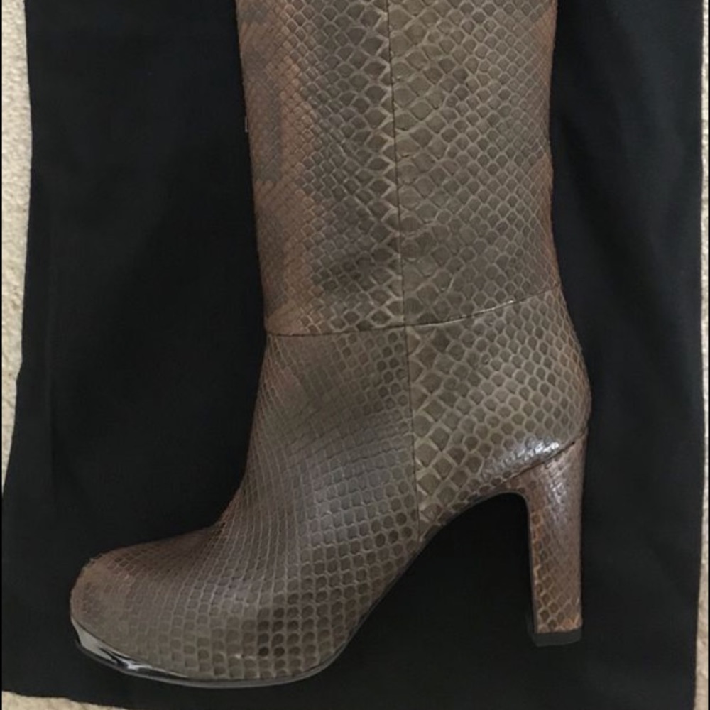 Devi Kroell real Python boots